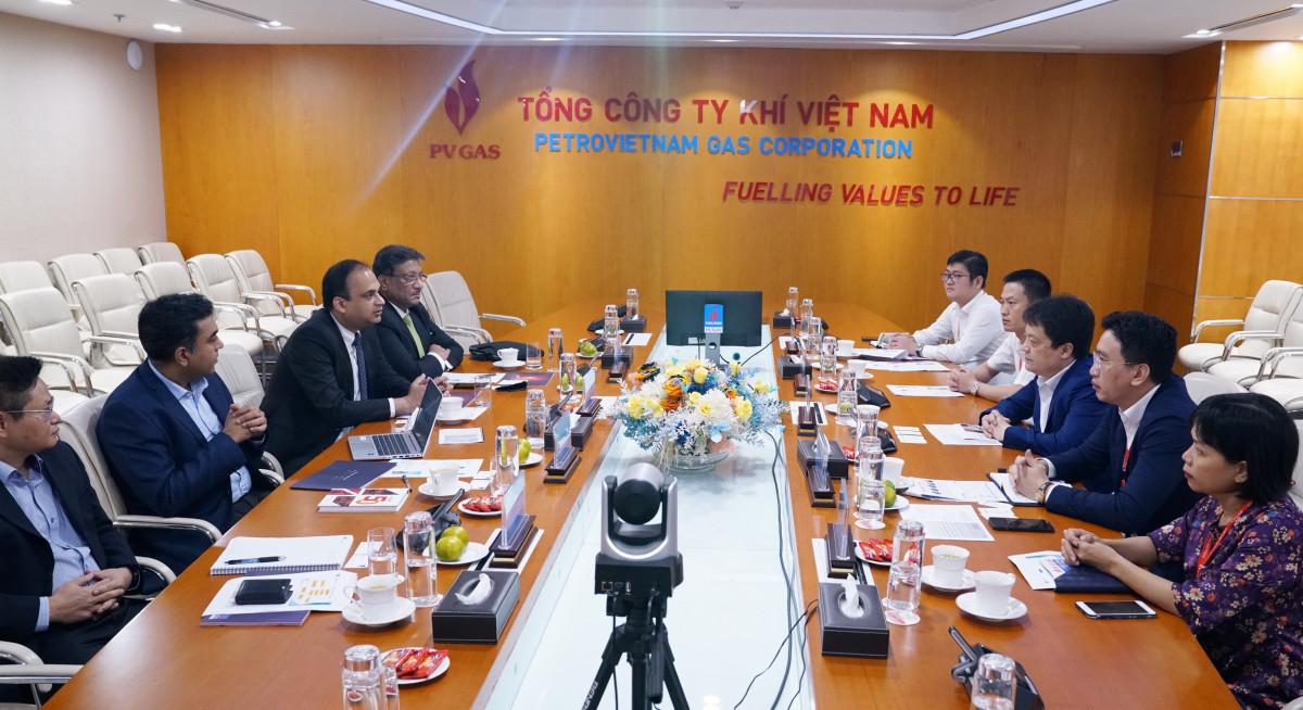 Representatives of the Board of Directors and related committees at PV GAS headquarters